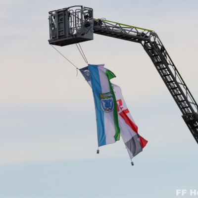 Bild vergr&ouml;&szlig;ern: Drehleiterkorb mit Fahnen der Stadt Hennigsdorf und der Feuerwehr Hennigsdorf