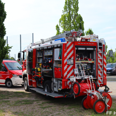 Bild vergr&ouml;&szlig;ern: Löschfahrzeug auf dem Sportplatz beim Feuerwehr und Bahnenlauf