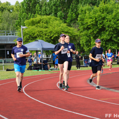 Bild vergr&ouml;&szlig;ern: Kameradinnen und Kameraden der Jugendfeuerwehr sowie der Einsatzabteilung beim Volkslauf
