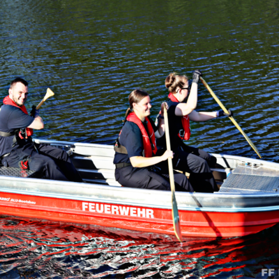 Bild vergr&ouml;&szlig;ern: Kameraden mit dem Schnelleinsatzboot auf der Havel