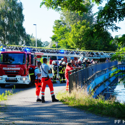 Bild vergr&ouml;&szlig;ern: Personenrettung mit Hilfe der Drehleiter bei der Einsatzübung brennendes Boot 1