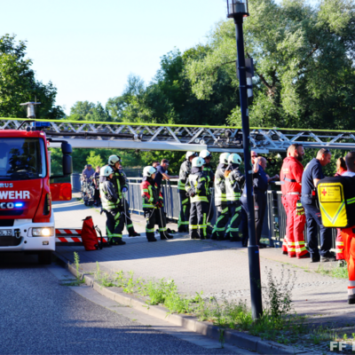 Bild vergr&ouml;&szlig;ern: Personenrettung mit Hilfe der Drehleiter bei der Einsatzübung brennendes Boot 2