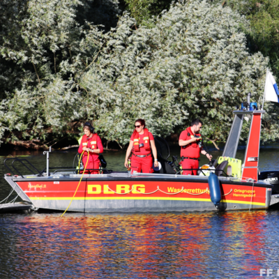 Bild vergr&ouml;&szlig;ern: DLRG mit Taucher bei der Einsatzübung brennendes Boot