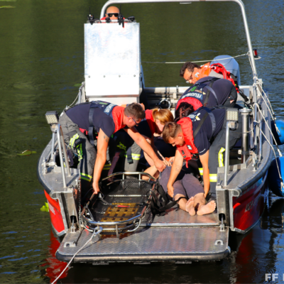 Bild vergr&ouml;&szlig;ern: Kameraden auf dem Mehrzweckboot üben die Personenrettung aus dem Wasser 1