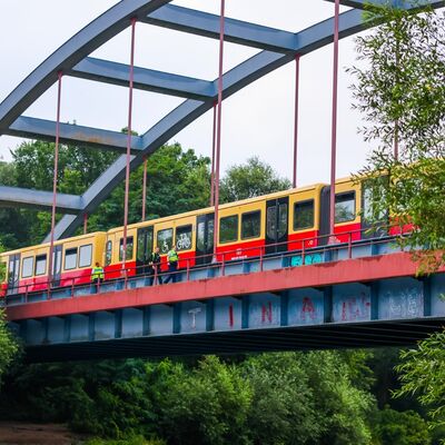 Bild vergr&ouml;&szlig;ern: Stehende S-Bahn auf Brücke über Havel