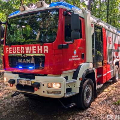 Bild vergr&ouml;&szlig;ern: Löschfahrzeug bei Einsatz mit brennendem Waldboden