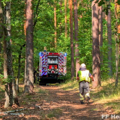 Bild vergr&ouml;&szlig;ern: Tanklöschfahrzeug bei Einsatz mit brennendem Waldboden 1