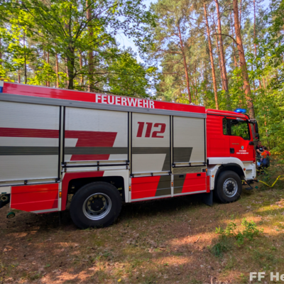 Bild vergr&ouml;&szlig;ern: Tanklöschfahrzeug bei Einsatz mit brennendem Waldboden 2
