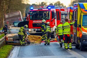 Bild vergr&ouml;&szlig;ern: Schwerer VKU mit Personenschaden - 2023 - FFW Hennigsdorf