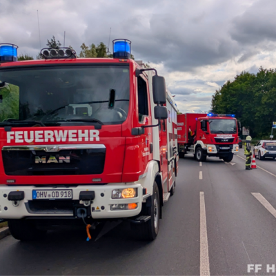 Bild vergr&ouml;&szlig;ern: Löschfahrzeug und Gerätewagen bei Einsatz mit Betriebsmittelspur
