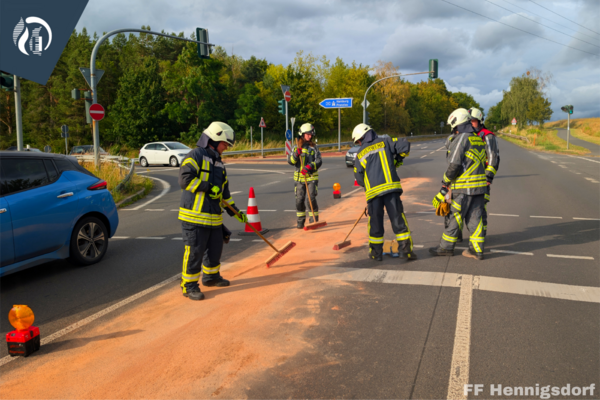 Bild vergr&ouml;&szlig;ern: Feuerwehrkameraden reinigen die Straße mit der Betriebsmittelspur