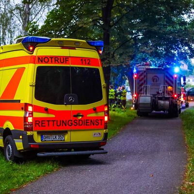 Bild vergr&ouml;&szlig;ern: Rettungswagen bei Einsatz an S-Bahn Gleise