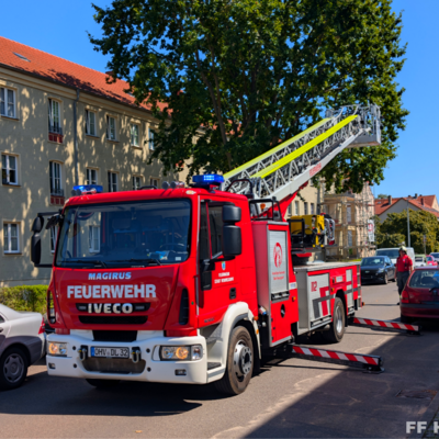 Bild vergr&ouml;&szlig;ern: Drehleiter mit Einsatzkräften bei Einsatz Türnotöffnung