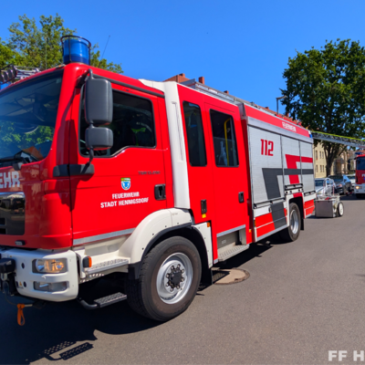 Bild vergr&ouml;&szlig;ern: Löschfahrzeug bei Einsatz Türnotöffnung