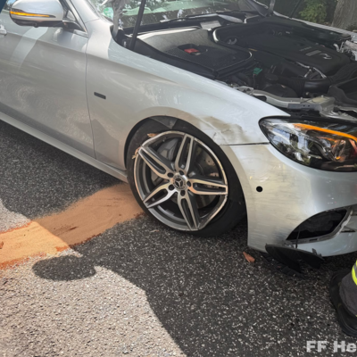 Bild vergr&ouml;&szlig;ern: PKW mit Schaden und auslaufenden Betriebsstoffen an Einsatzstelle Verkehrsunfall