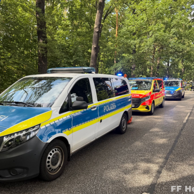 Bild vergr&ouml;&szlig;ern: Einsatzkräfte der Polizei, des Rettungsdienstes und der Feuerwehr an Einsatzstelle Verkehrsunfall