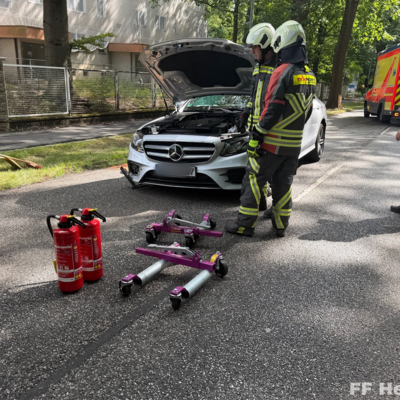 Bild vergr&ouml;&szlig;ern: Einsatzkräfte der Feuerwehr an Einsatzstelle Verkehrsunfall