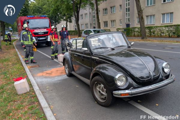 Bild vergr&ouml;&szlig;ern: Einsatzkräfte am Fahrzeug nach Brand am Motor