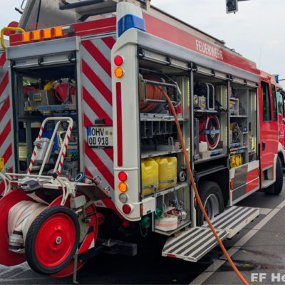 Bild vergr&ouml;&szlig;ern: Löschfahrzeug an Einsatzstelle PKW mit Brand am Motor