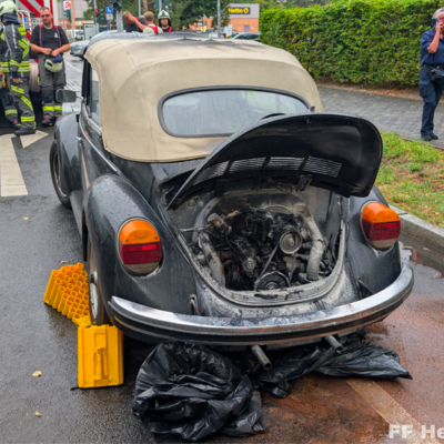 Bild vergr&ouml;&szlig;ern: PKW mit Brand am Motor