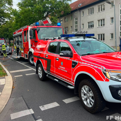 Bild vergr&ouml;&szlig;ern: Kommandowagen an Einsatzstelle PKW mit Brand am Motor