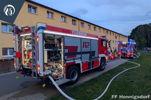 Bild vergr&ouml;&szlig;ern: Löschfahrzeuge an Einsatzstelle mit brennendem Schuppen