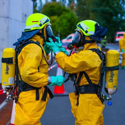 Bild vergr&ouml;&szlig;ern: Kameraden in Schutzanzügen bei Übung Gefahrstoffunfall 1
