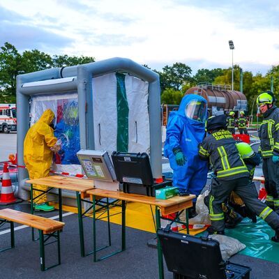 Bild vergr&ouml;&szlig;ern: Kameraden bei der Dekontamination bei Übung Gefahrstoffunfall