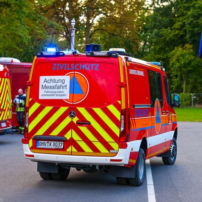 Bild vergr&ouml;&szlig;ern: Erkundungsfahrzeug führt  Messfahrt durch bei Übung Gefahrstoffeinsatz