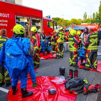 Bild vergr&ouml;&szlig;ern: Kameraden in Schutzanzügen bei Übung Gefahrstoffunfall 3