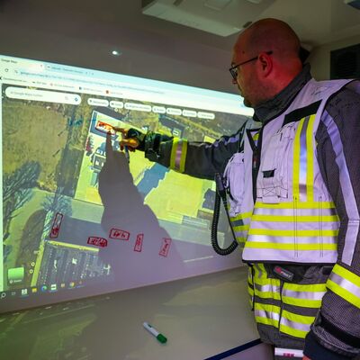Bild vergr&ouml;&szlig;ern: Einsatzleiter bei Lagebesprechung im ELW bei Übung Gefahrstoffeinsatz
