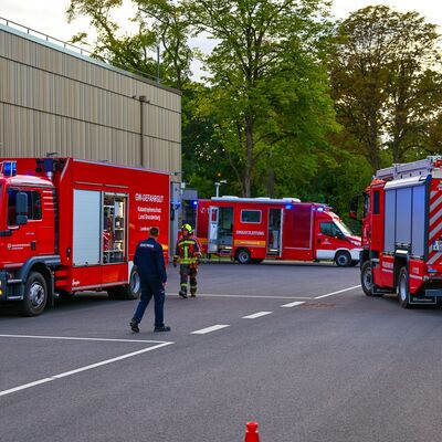Bild vergr&ouml;&szlig;ern: Fahrzeuge der Feuerwehr bei Übung Gefahrstoffeinsatz