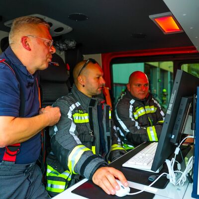 Bild vergr&ouml;&szlig;ern: Kameraden im Erkundungsfahrzeug bei Übung Gefahrstoffeinsatz