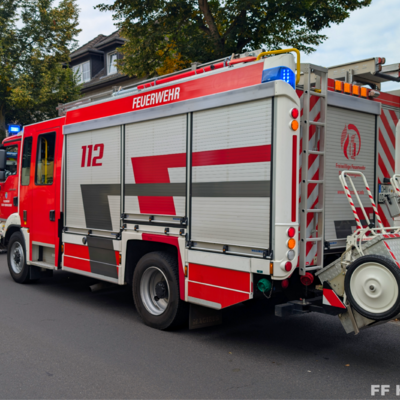 Bild vergr&ouml;&szlig;ern: Löschfahrzeut und Rettungswagen an Einsatzstelle mit Türnotöffnung