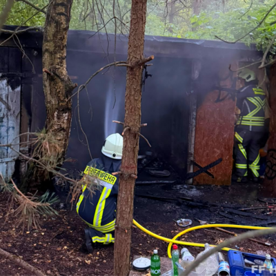 Bild vergr&ouml;&szlig;ern: Kameraden an Einsatzstelle mit brennendem Schuppen