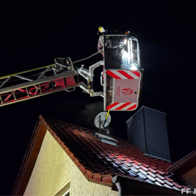Bild vergr&ouml;&szlig;ern: Einsatzkräfte im Drehleiterkorb bei Einsatz Zimmerbrand 1