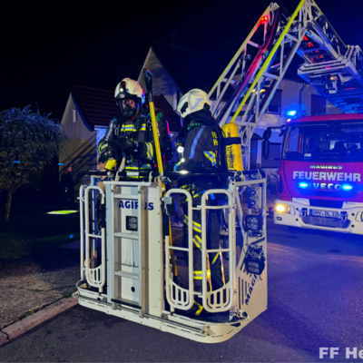 Bild vergr&ouml;&szlig;ern: Einsatzkräfte im Drehleiterkorb bei Einsatz Zimmerbrand 2