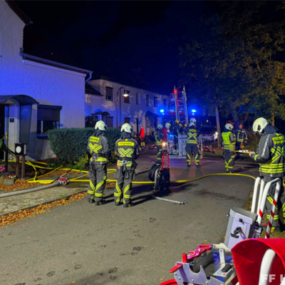 Bild vergr&ouml;&szlig;ern: Einsatzkräfte in Bereitstellung bei Einsatz Zimmerbrand