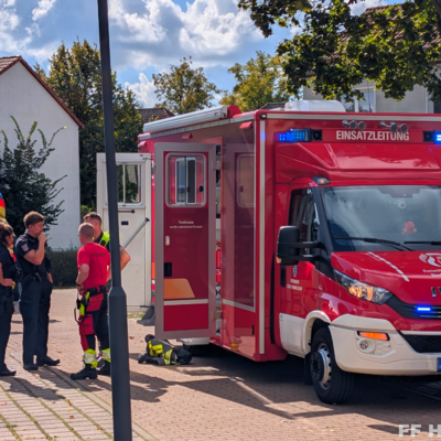Bild vergr&ouml;&szlig;ern: Einsatzleitung und Einsatzkräfte bei Einsatz Wohnungsbrand