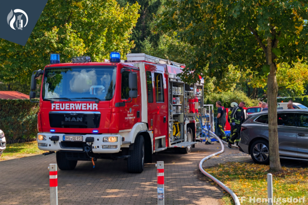 Bild vergr&ouml;&szlig;ern: Löschfahrzeug und Einsatzkräfte bei Einsatz Wohnungsbrand