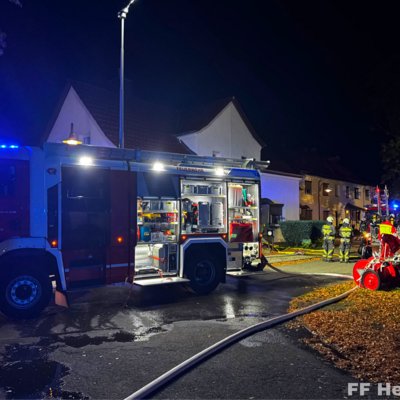 Bild vergr&ouml;&szlig;ern: Löschfahrzeug und Einsatzkräfte bei Einsatz Zimmerbrand
