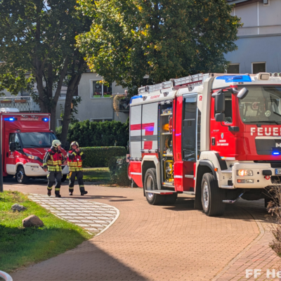 Bild vergr&ouml;&szlig;ern: Löschfahrzeug und Einsatzleitung bei Einsatz Wohnungsbrand