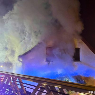 Bild vergr&ouml;&szlig;ern: Rauchentwicklung aus Gebäude bei Einsatz Zimmerbrand 1
