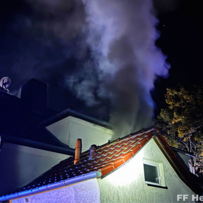 Bild vergr&ouml;&szlig;ern: Rauchentwicklung aus Gebäude bei Einsatz Zimmerbrand 2