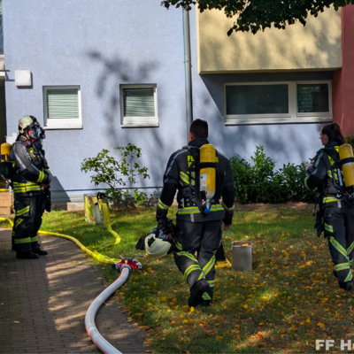Bild vergr&ouml;&szlig;ern: Atemschutzgeräteträger bei Einsatz Wohnungsbrand