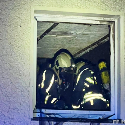 Bild vergr&ouml;&szlig;ern: Einsatzkräfte bei Löscharbeiten im Gebäude bei Einsatz Zimmerbrand